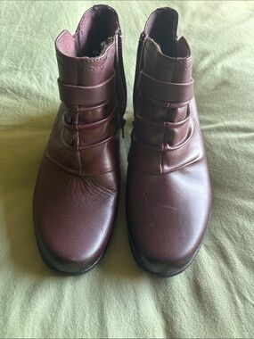 Women’s earth Origins leather ankle Boots in Dark Burgundy - never worn!
